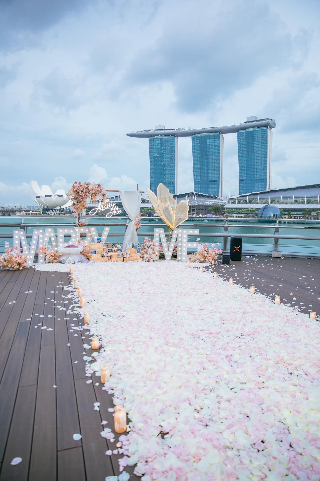 Petal aisle on the MONTI deck