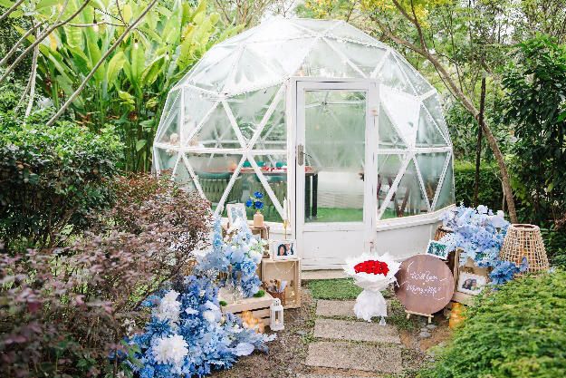 Dome with blue and white flowers